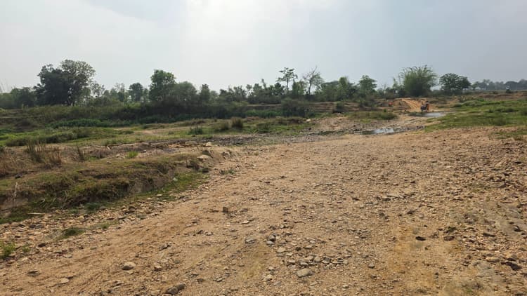 Giridih News :गर्मी में सूखी जमुनिया नदी, बढ़ी परेशानी