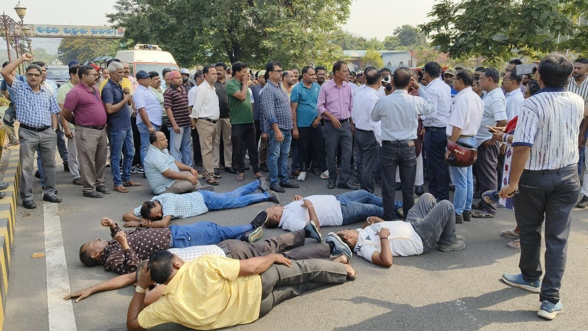 Rourkela News: आरएसपी में बायोमीट्रिक मशीन लगाने का विरोध, इस्पात सचिव का पुतला फूंका