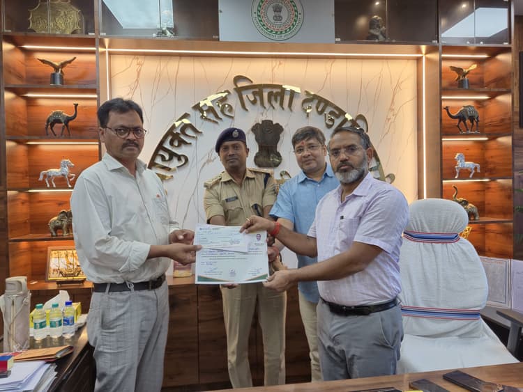 Giridih News :सड़क सुरक्षा के सभी मानकों का सख्ती से पालन करें : डीसी