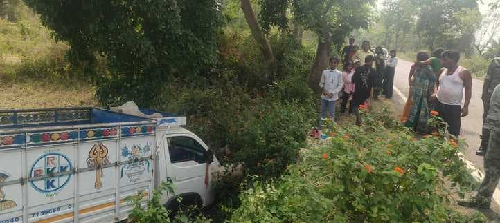 बोआरीजोर में पिकअप वाहन सड़क से उतरने से दो घायल