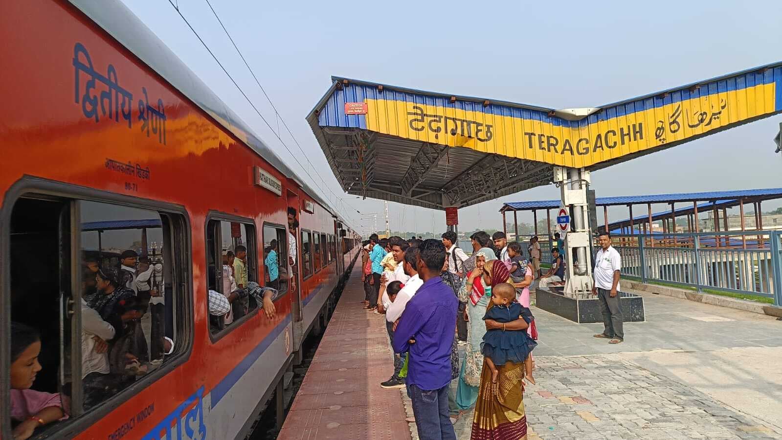 टेढ़ागाछ रेलवे हॉल्ट पर बुनियादी सुविधाओं का अभाव, यात्रियों में आक्रोश