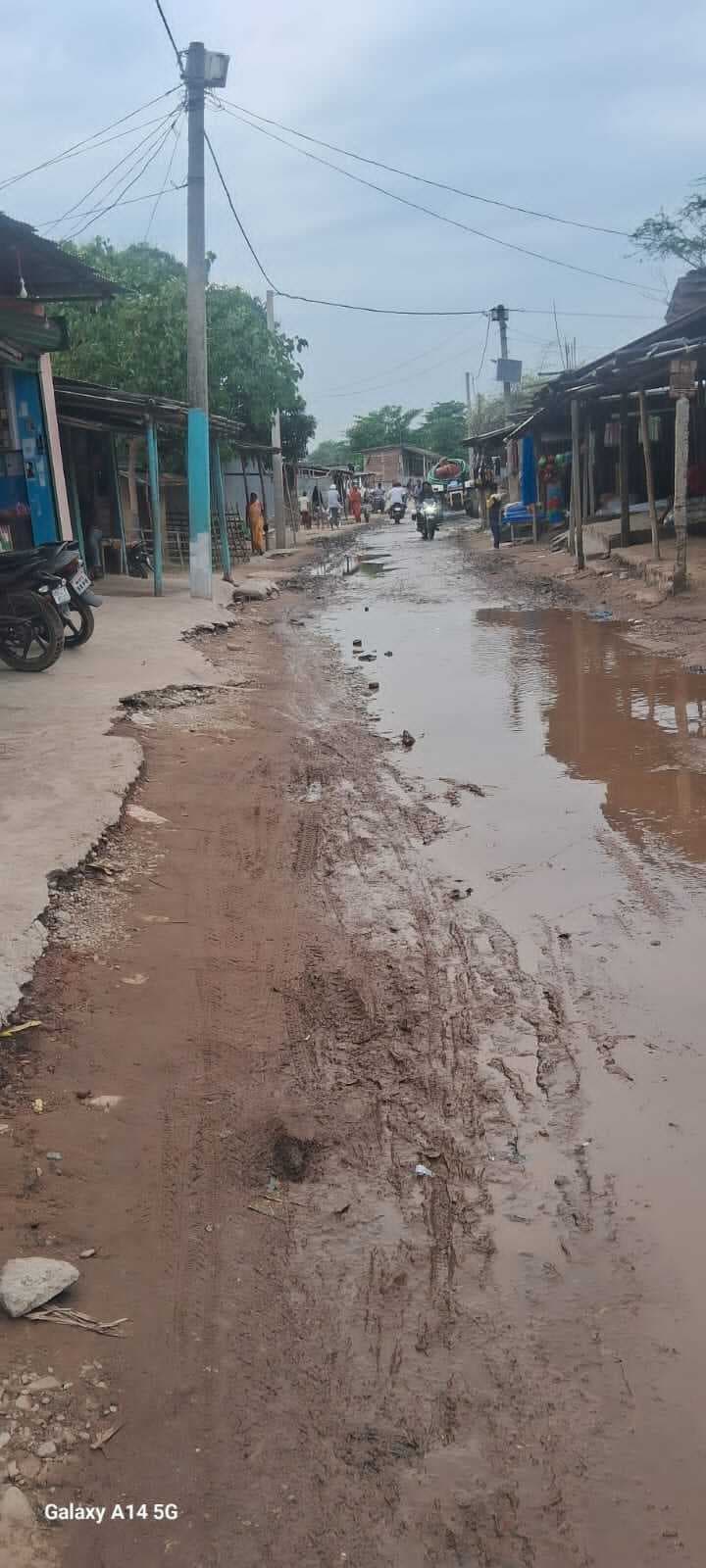 फलवरिया हटिया में जलजमाव से आमजन व दुकानदार परेशान