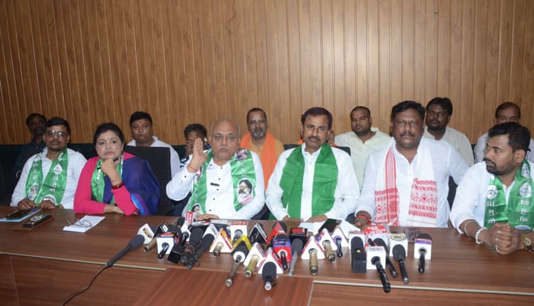 Dhanbad News : जनता को गुमराह करने के लिए आंदोलन की नौटंकी कर रहे हैं सांसद, विधायक : झामुमो