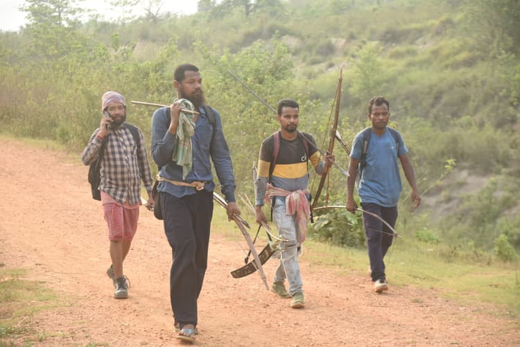 सेंदरा वीरों ने चार हिरण, तीन सूअर व एक खरगोश शिकार कर लिया, वनविभाग ने किया इनकार