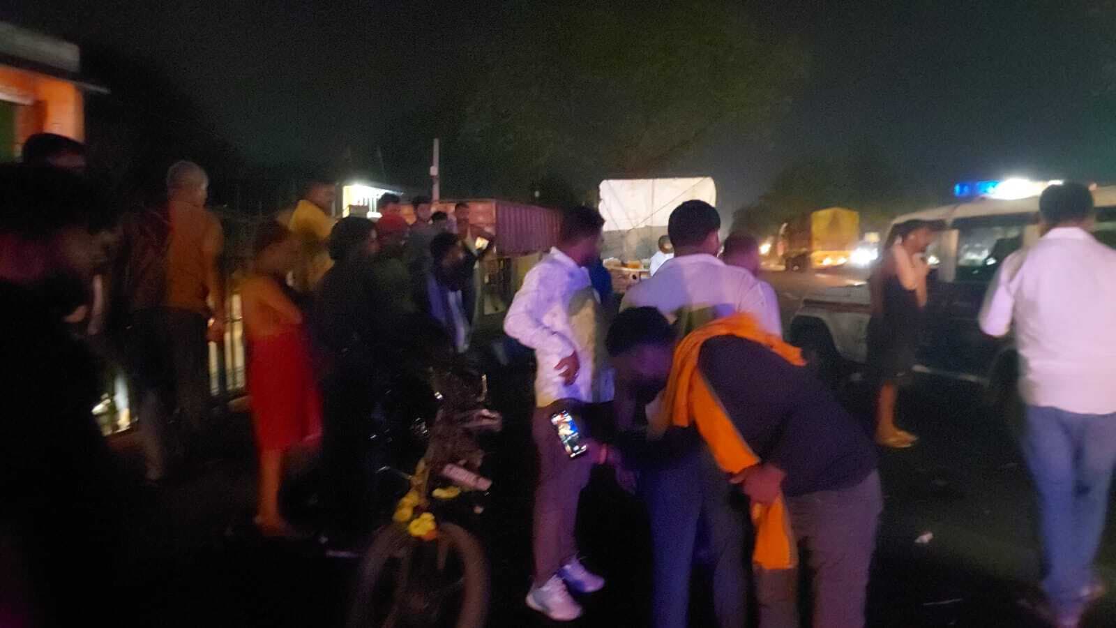 Dhanbad News: अज्ञात वाहन के धक्के से बाइक सवार दंपती की मौत, बच्चा गंभीर