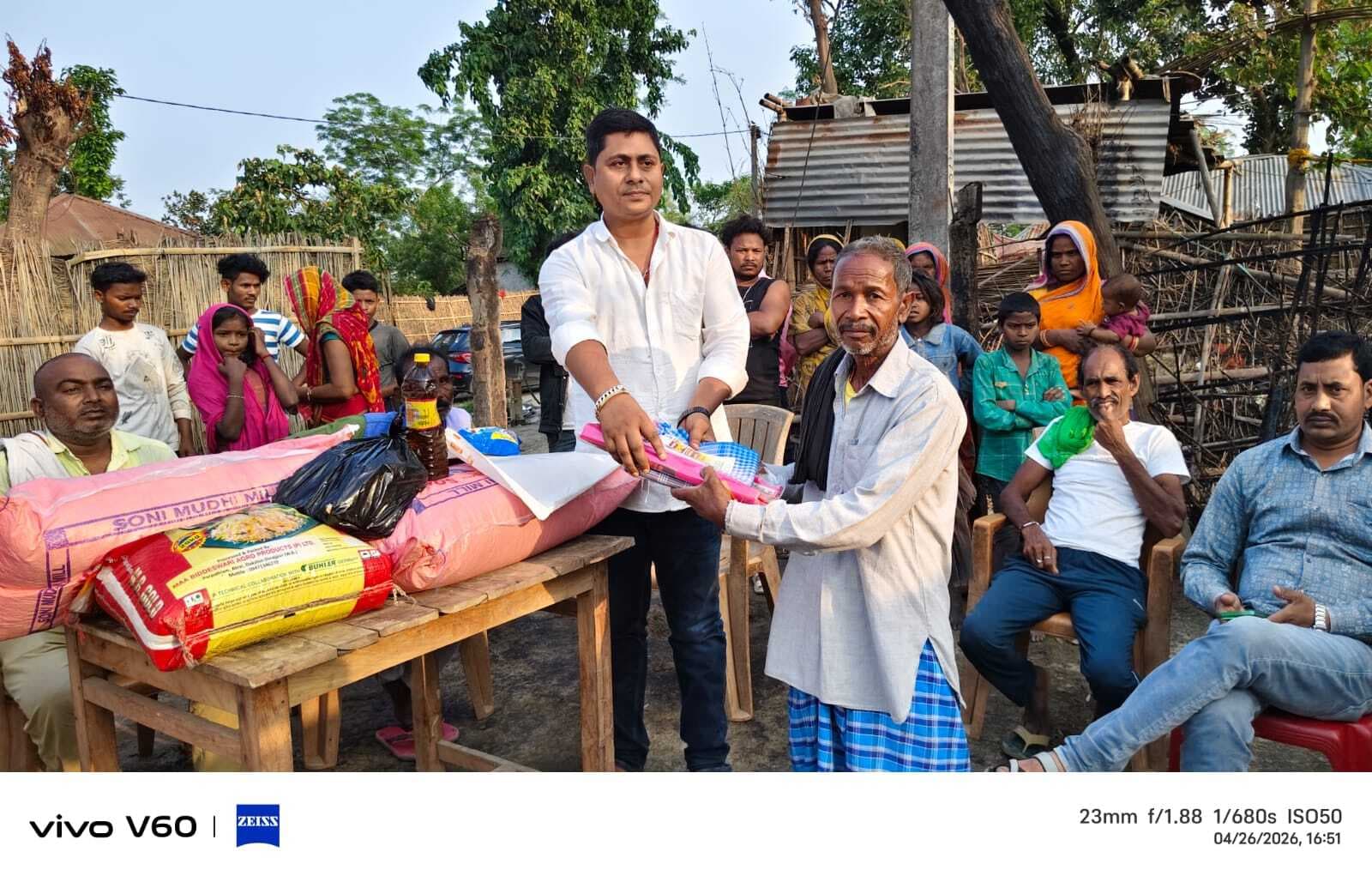 Madhepura अग्निपीड़ित परिवार को सहायता के लिए आगे आये समाजसेवी विजय यादव