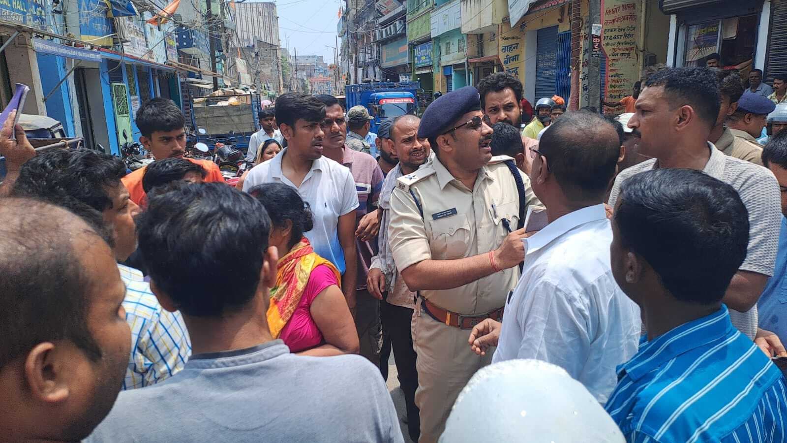 Munger घरेलू गैस सिलेंडर संकट से जूझ रहे उपभोक्ताओं ने किया सड़क जाम