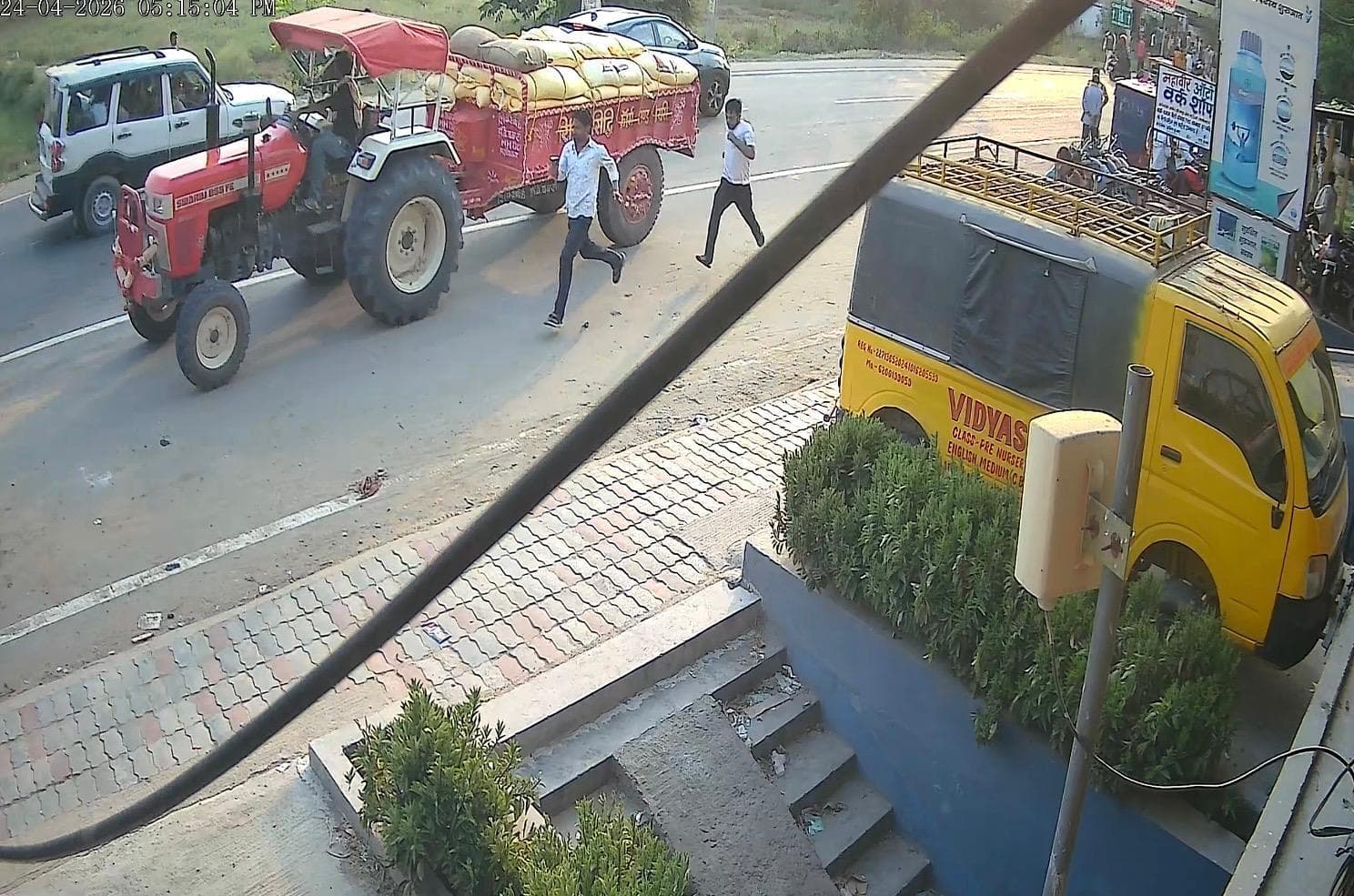 Lakhisari  पहाड़पुर गोलीकांड में पुलिस ने जारी किया सीसीटीवी फूटेज, वीडियो में पिस्टल लेकर भाग रहे बदमाश