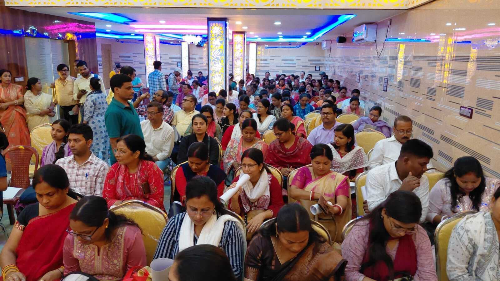 Munger News : जनगणना को लेकर सुपरवाइजर व प्रगणक को नजरी नक्शा के लिए वितरित किया गया प्रपत्र