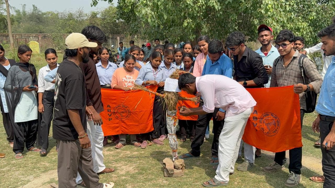 Munger News : स्नातकोत्तर की परीक्षा को मात्र 12 घंटे पहले स्थगित करने का विरोध