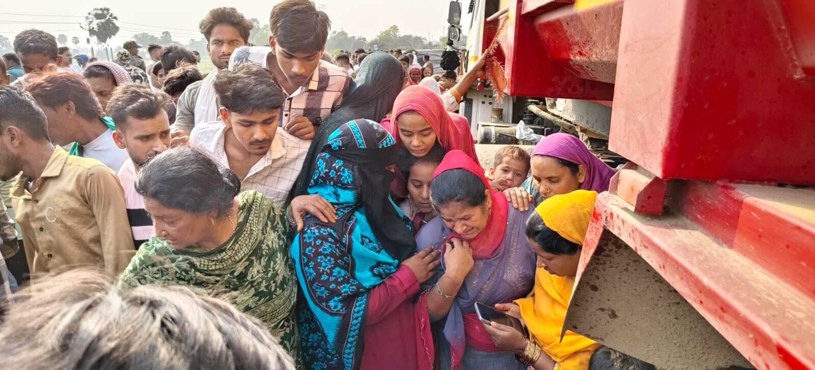 Munger News : अनियंत्रित कार गैरेज में घुसी, तीन की मौके पर मौत