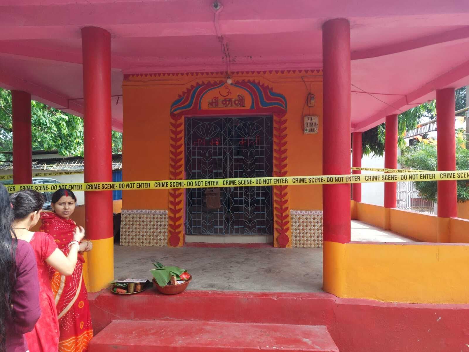 Kishanganj News : तैयबपुर काली मंदिर से पांच लाख के आभूषण की चोरी