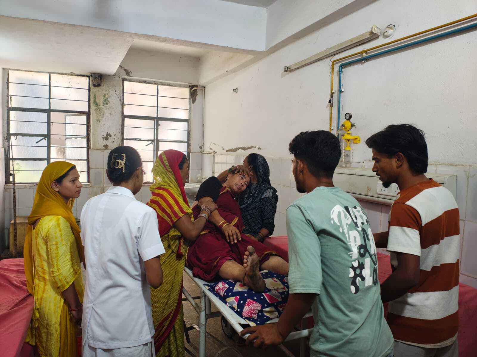 नशे में धुत बाइक सवार ने महिला को रौंदा, पैर टूटा,  नवादा रेफर