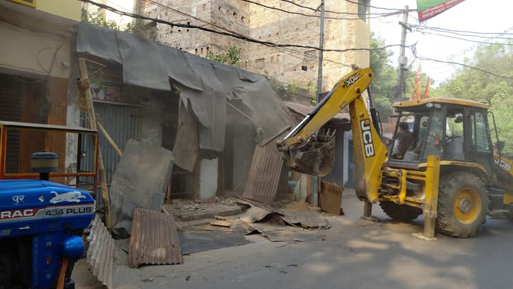 Munger News : जमालपुर के ईस्ट कॉलोनी क्षेत्र में चलाया गया अतिक्रमण हटाओ अभियान