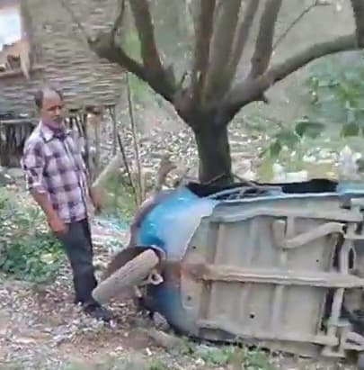 स्टेट हाइवे 99 पर  गड्ढे में गिरा टोटो, बाल-बाल बचा चालक