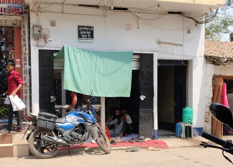 गुरुआ बाजार में दिनदहाड़े लाखों का आभूषण छीना, नाबालिग पकड़ाया