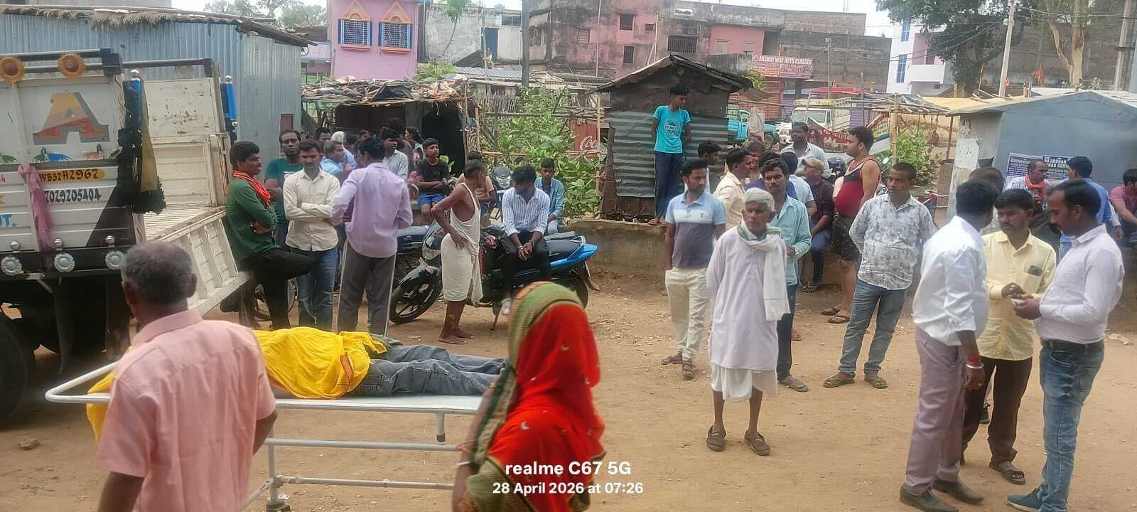 खड़े ट्रक से टकराई बाइक, चालक की मौत, एक गंभीर घायल