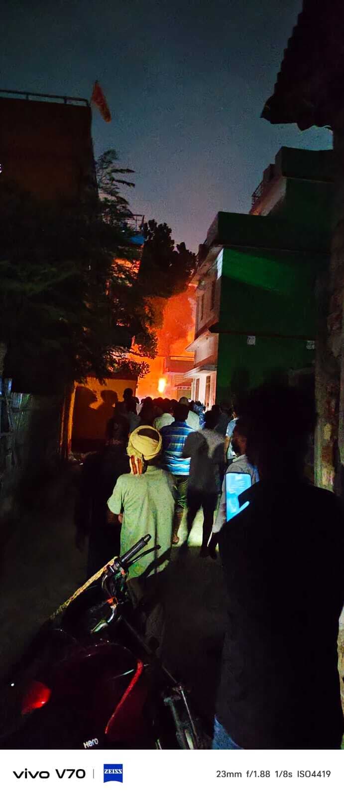 सिलिंडर विस्फोट से लगी आग, तीन घर जले