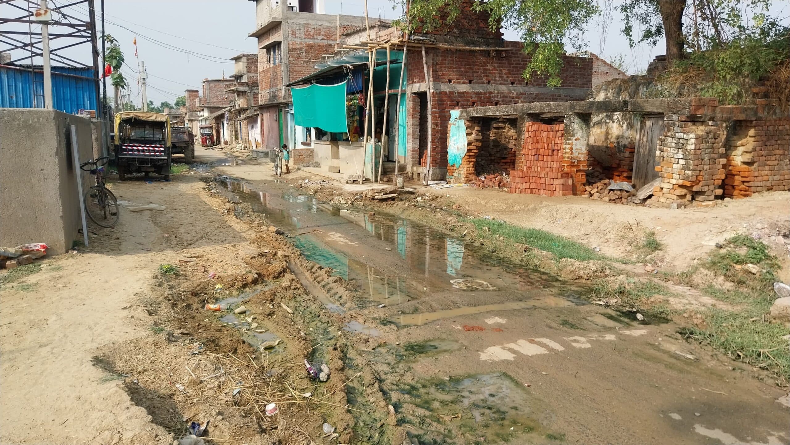 पांच महीने से स्कूल गेट पर बह रहा नाली का गंदा पानी, बच्चों की सेहत पर खतरा