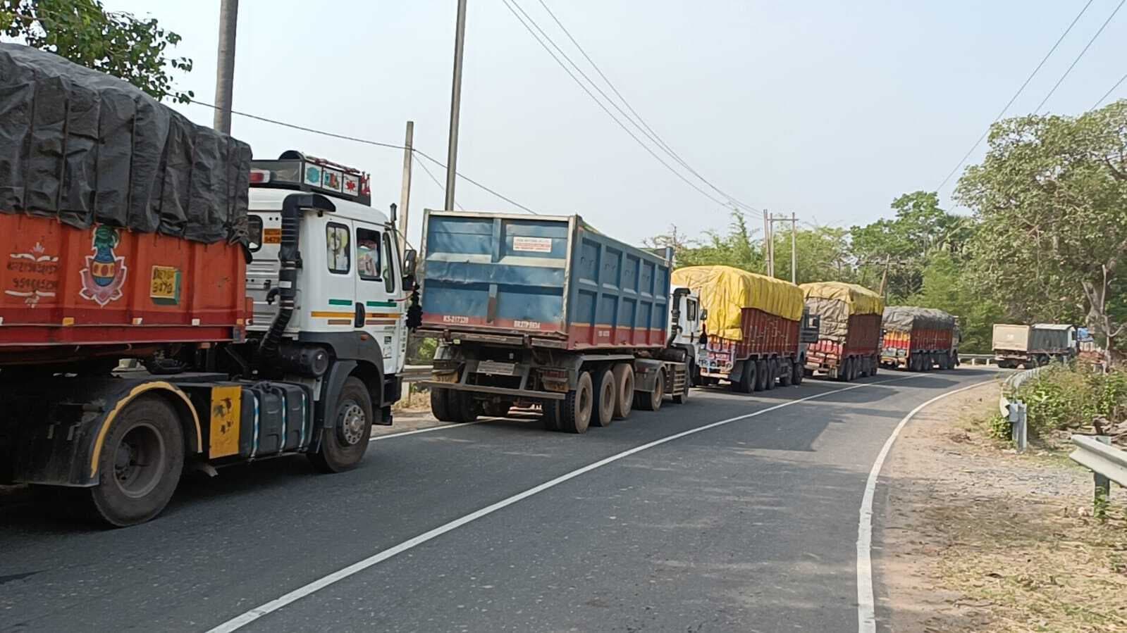 माधोपुर गांव में हाथियों ने घर तोड़ा और अनाज चट किया, ग्रामीणों का सब्र टूटा