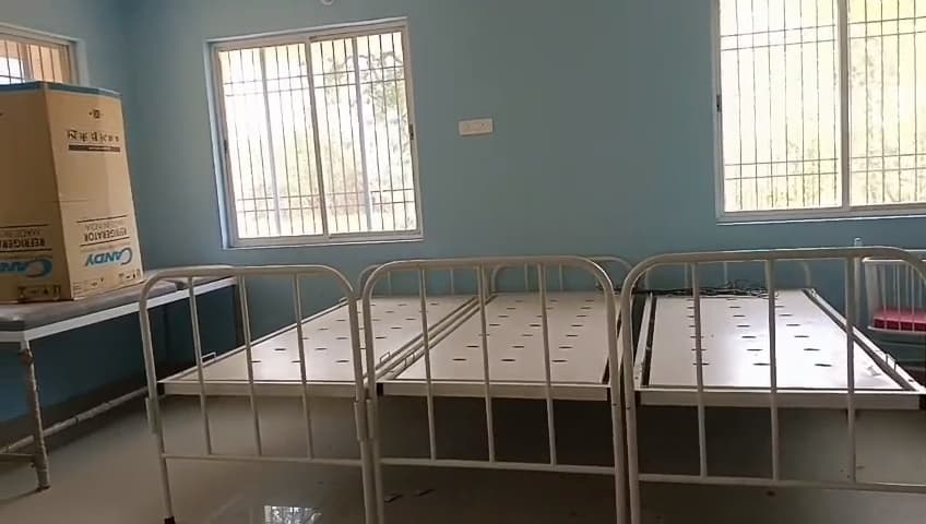 बेड पर गद्दा नहीं, उपकरणों पर जमी धूल, नुमर के हेल्थ एंड वेलनेस सेंटर में बुनियादी सुविधाएं गायब