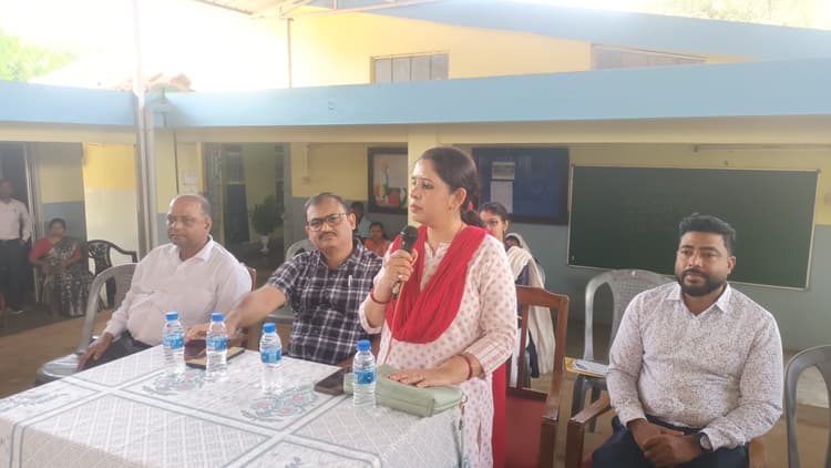 बच्चियों के अभिभावकों को दी एचपीवी टीका की जानकारी