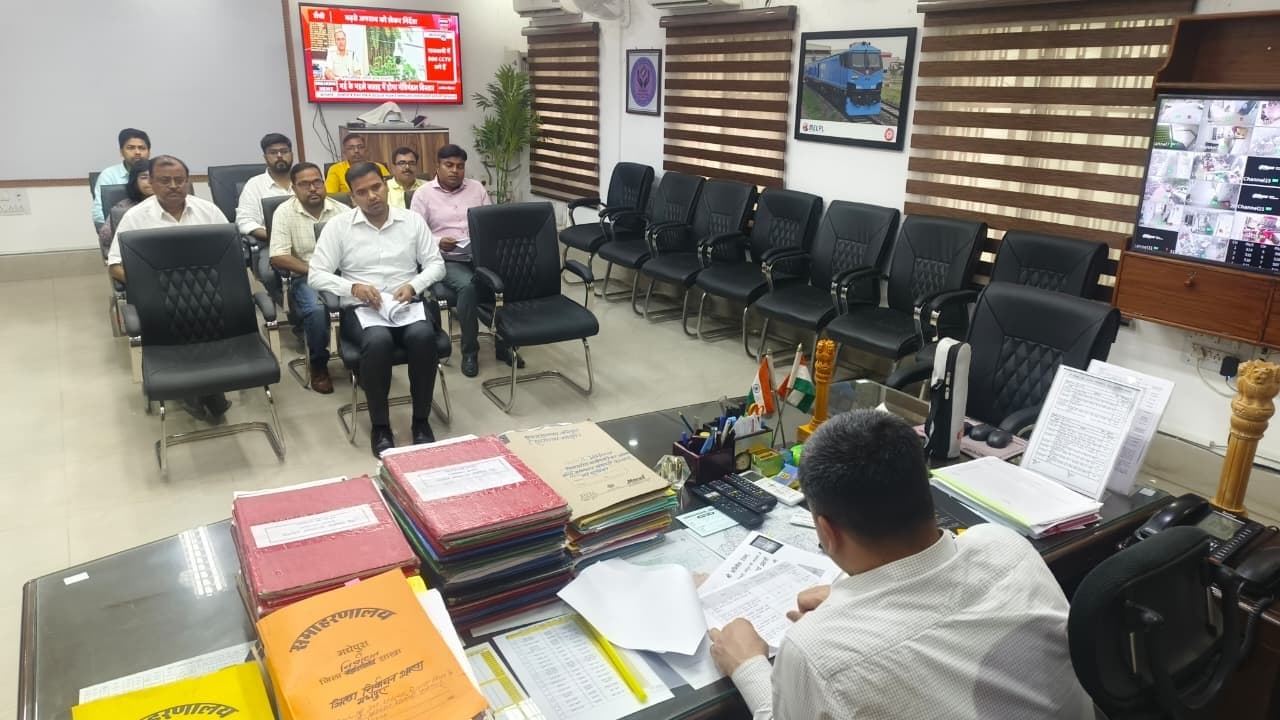 श्रमिकों की सुविधाओं में न हो विलंब, प्रक्रियाएं हो सरल, पारदर्शी व जवाबदेह: डीएम