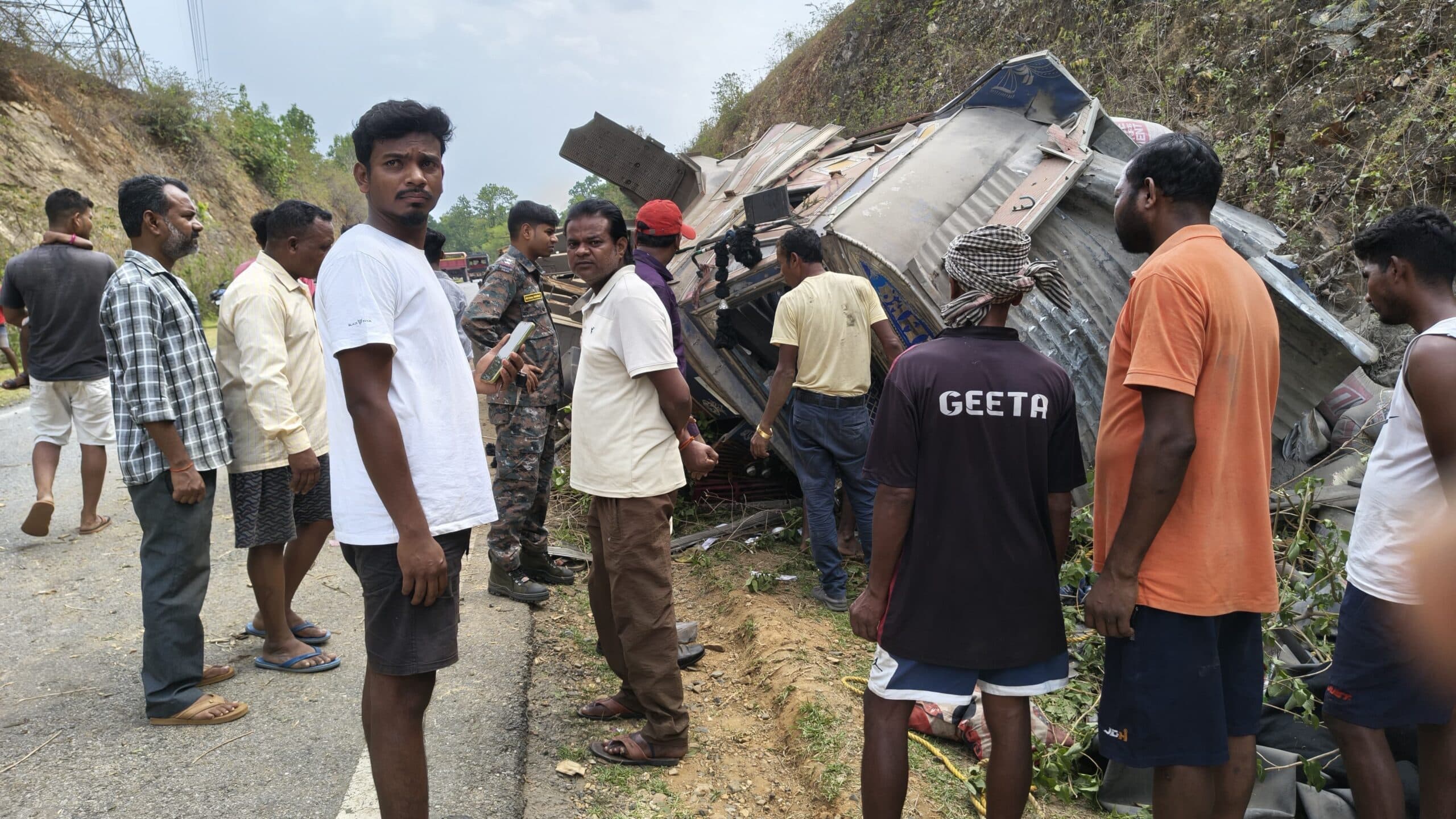 सीमेंट लदा ट्रक पलटा, चालक और मजदूर घायल