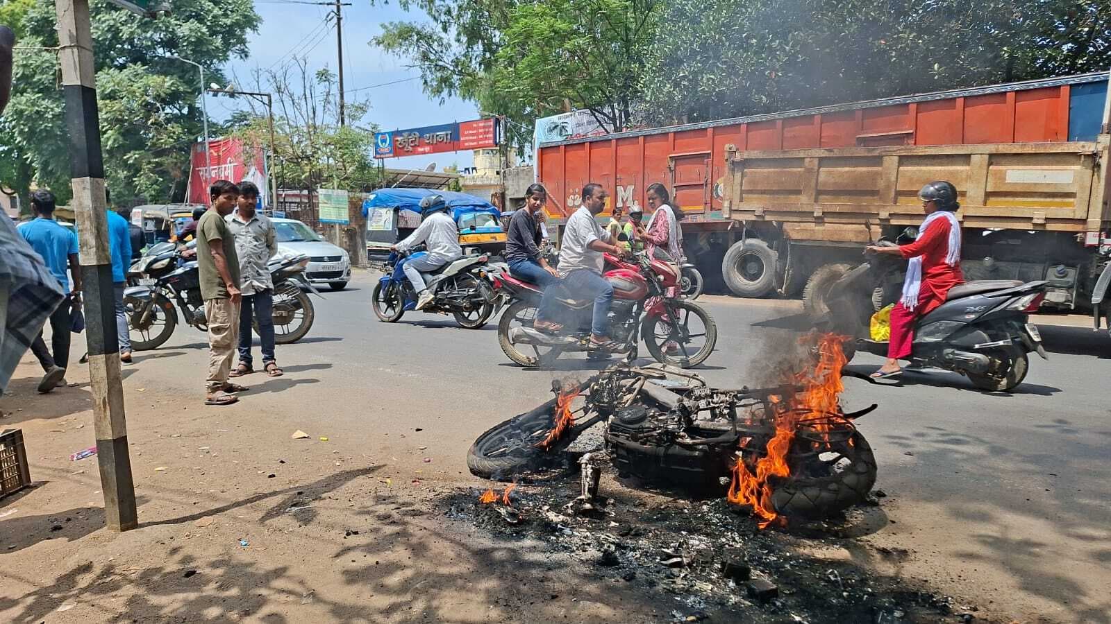बाइक में लगी आग, जल कर राख