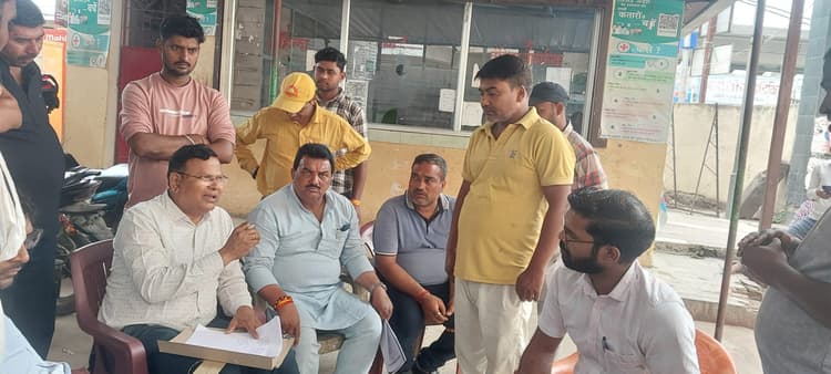 चार माह से वेतन नहीं मिलने पर 102 एंबुलेंस कर्मियों में गुस्सा