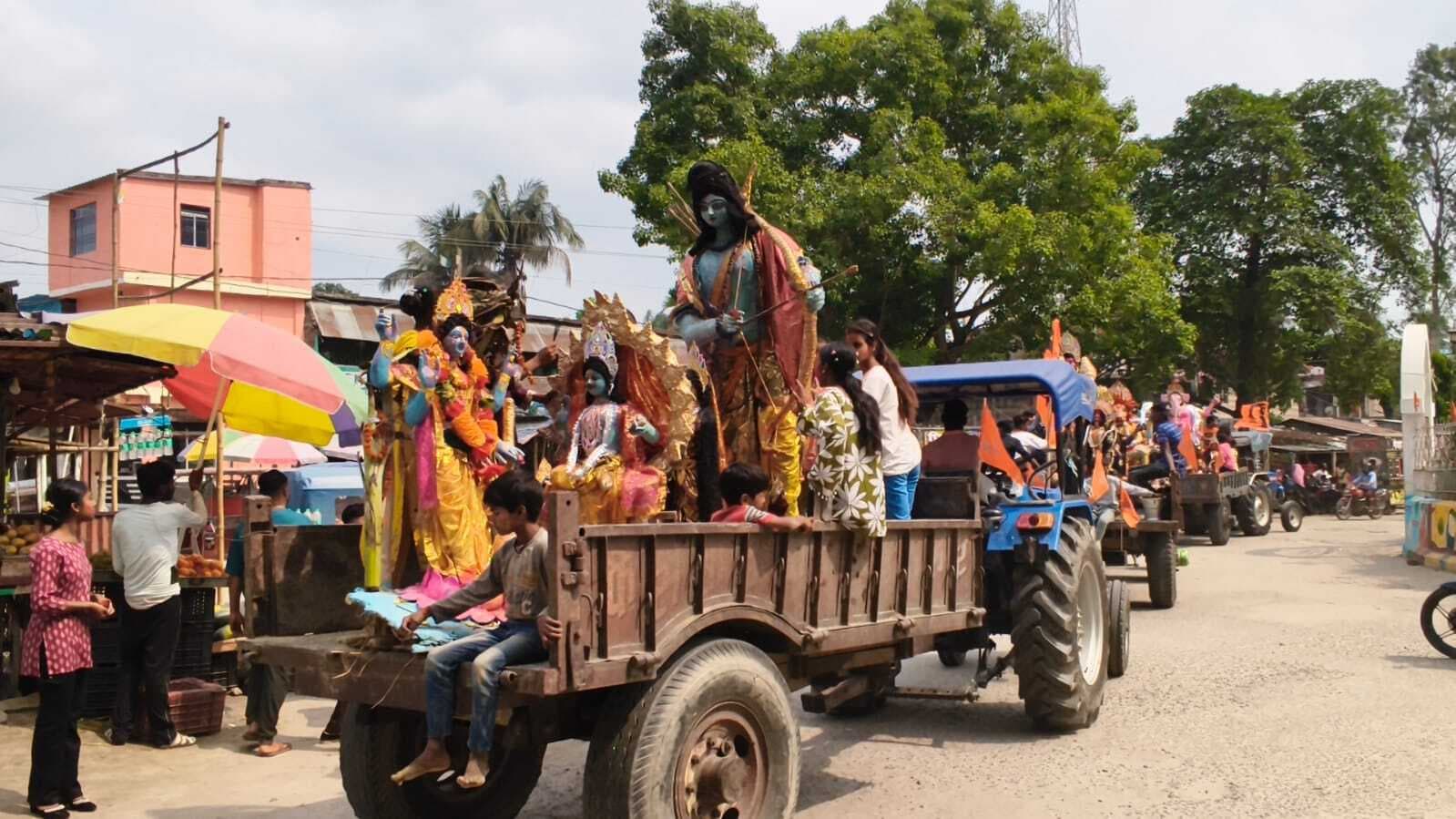 गाजे-बाजे के साथ प्रतिमाओं का किया गया विसर्जन