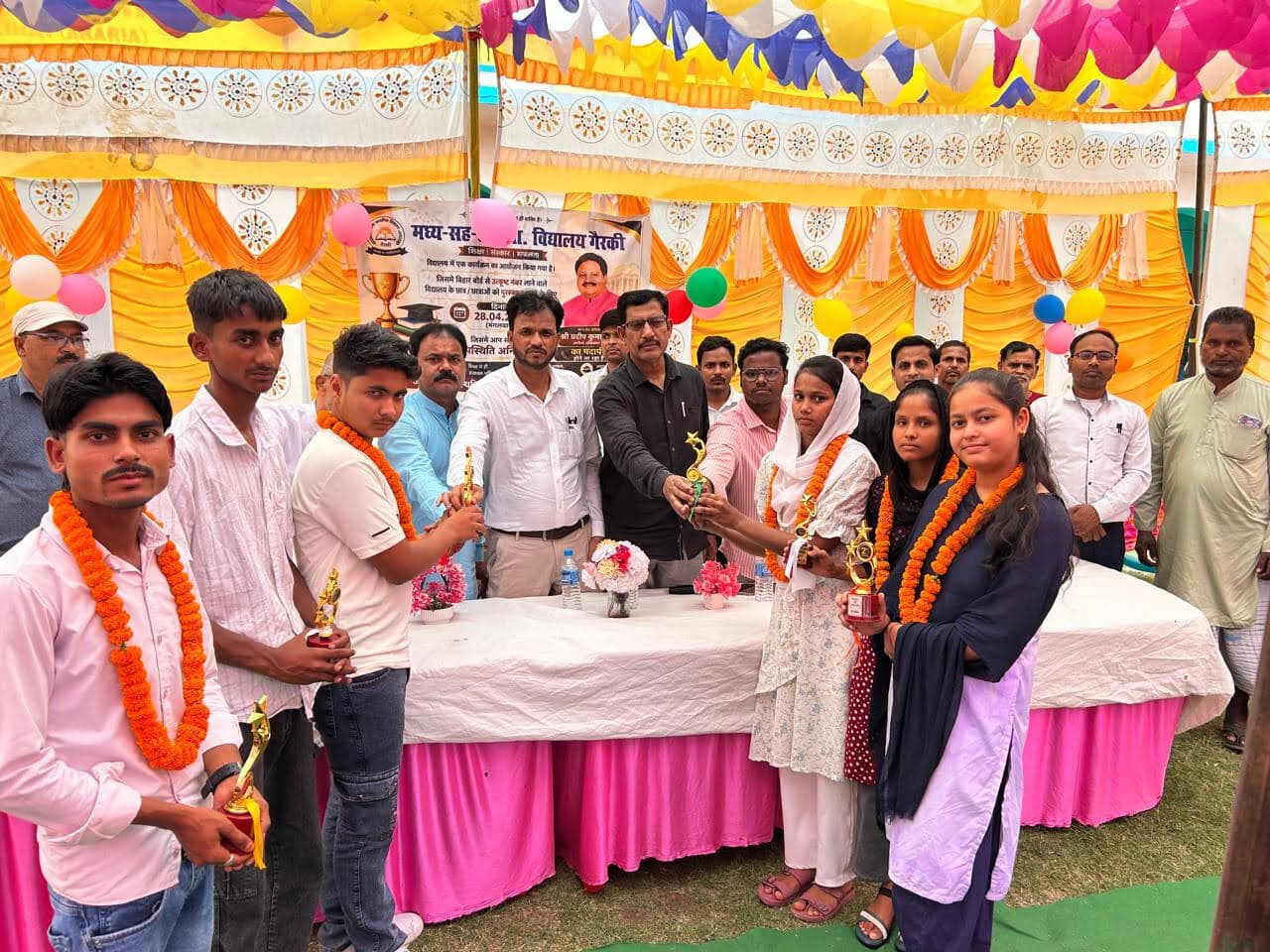 इंटर व मैट्रिक टॉपर छात्र छात्राओं को मेडल देकर किया गया पुरस्कृत