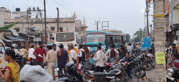 अतिक्रमण व जाम से की समस्या से जूझ रहा त्रिवेणीगंज बाजार