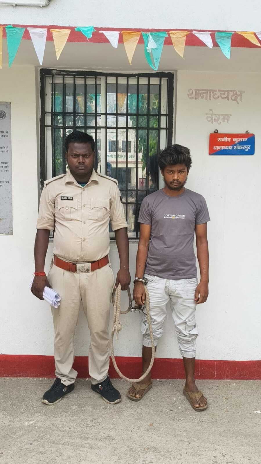 बाइक छीनने के दौरान ग्रामीणों ने एक युवक को पकड़ा