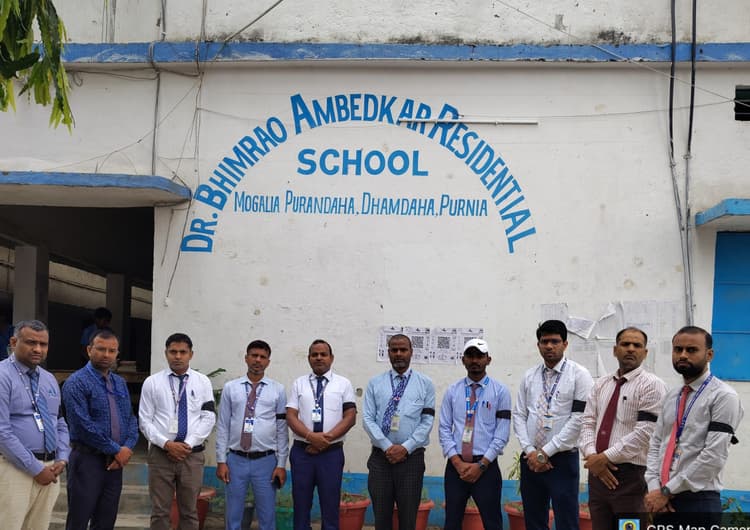 आंबेडकर आवासीय विद्यालय धमदाहा के शिक्षकों ने काला बिल्ला लगा जताया विरोध