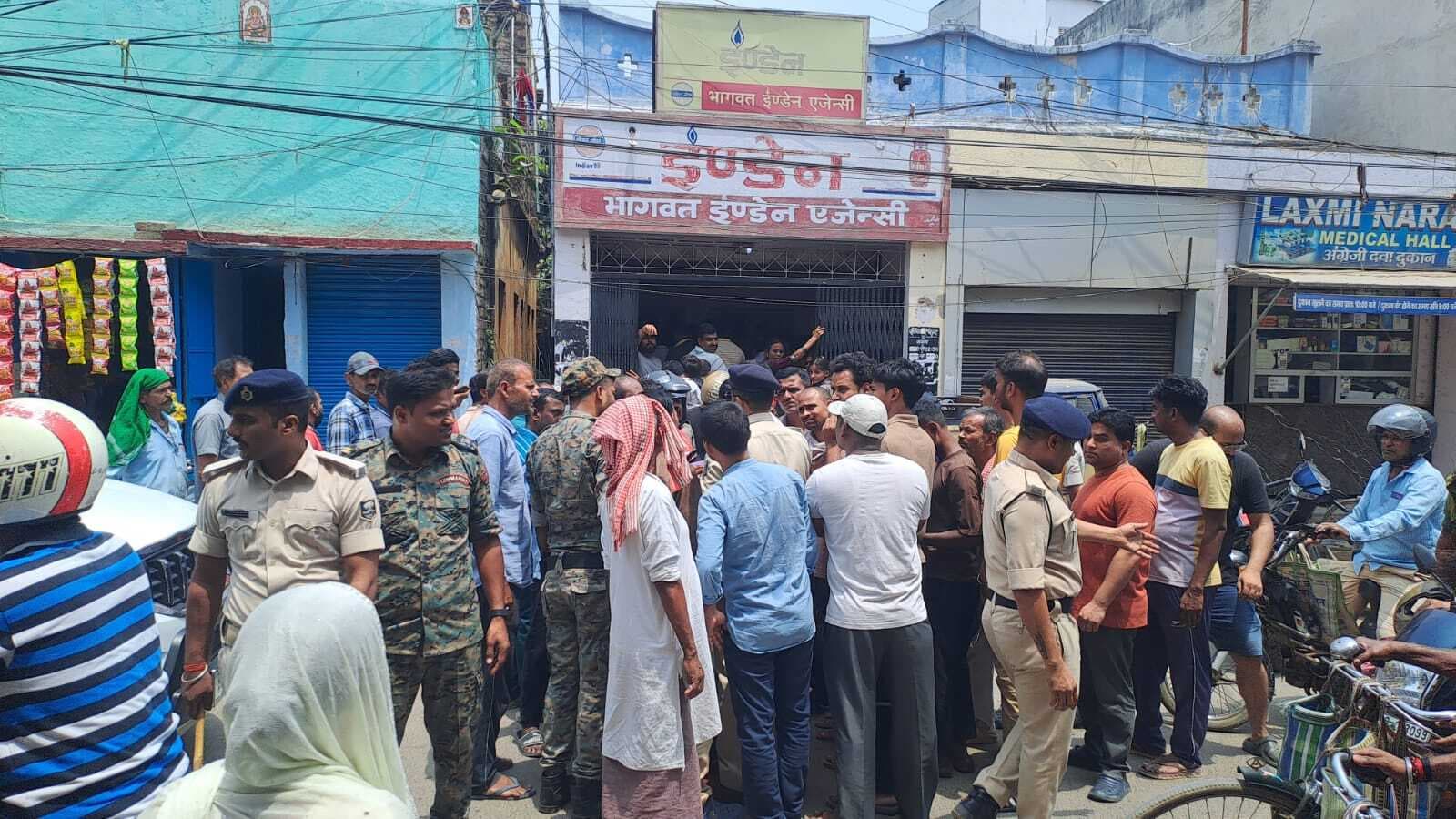 गैस एजेंसी कार्यालय के सामने उपभोक्ताओं ने किया सड़क जाम व प्रदर्शन