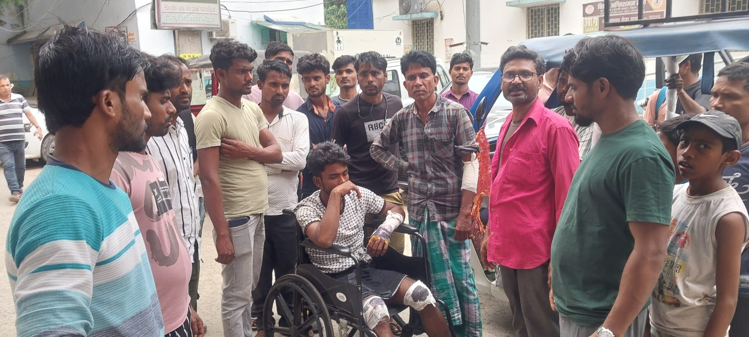 मोबाइल पर बात करते हुए चालक ने मारी ब्रेक, ई-रिक्शा पलटा, दो घायल