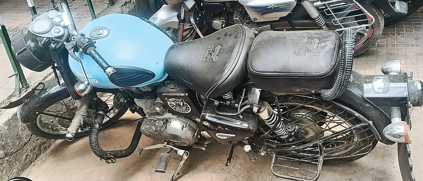 महुआ में पुलिस के स्टिकर लगी बाइक से शराब जब्त, आरोपित को भेजा जेल