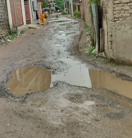 जर्जर सड़क पर जलजमाव से आवागमन हुआ मुश्किल