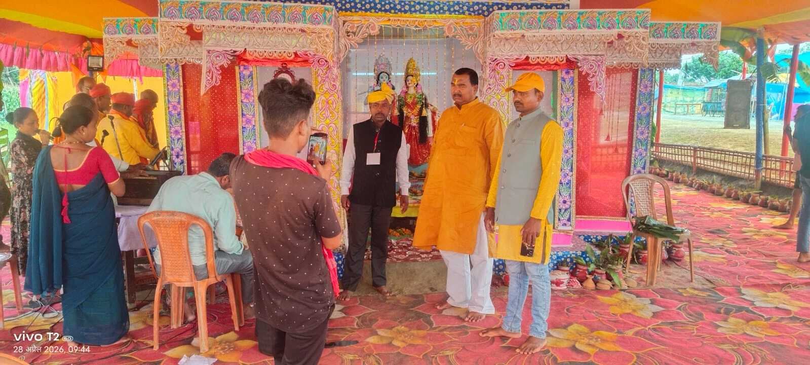 अष्टयाम-संकीर्तन के समापन पहुंचे पूर्व मंत्री, की पूजा-अर्चना