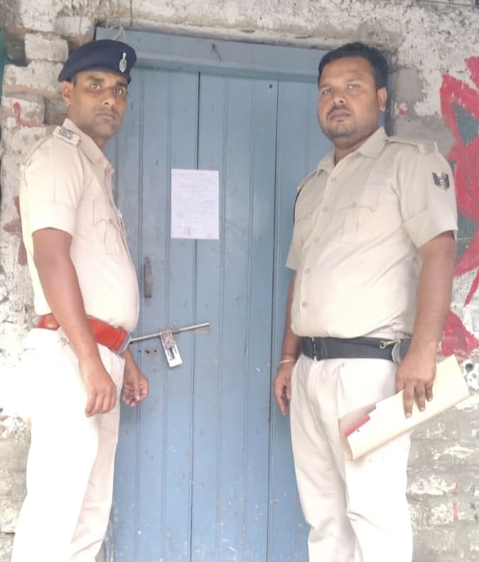 जूली हत्याकांड में आरोपियों के घर चिपकाया इश्तेहार