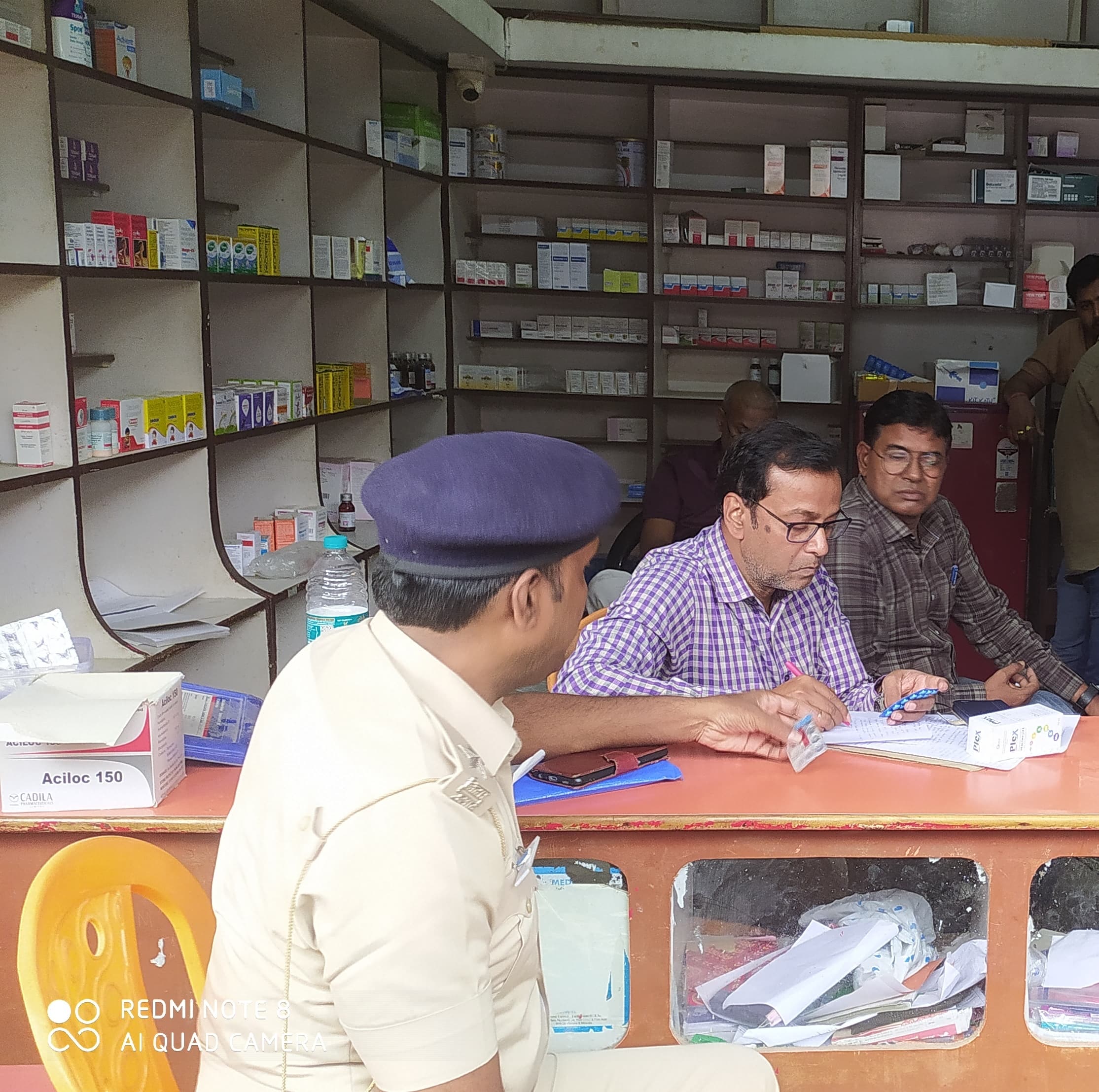 औषधि निरीक्षक ने एक दवा दुकान का किया निरीक्षण