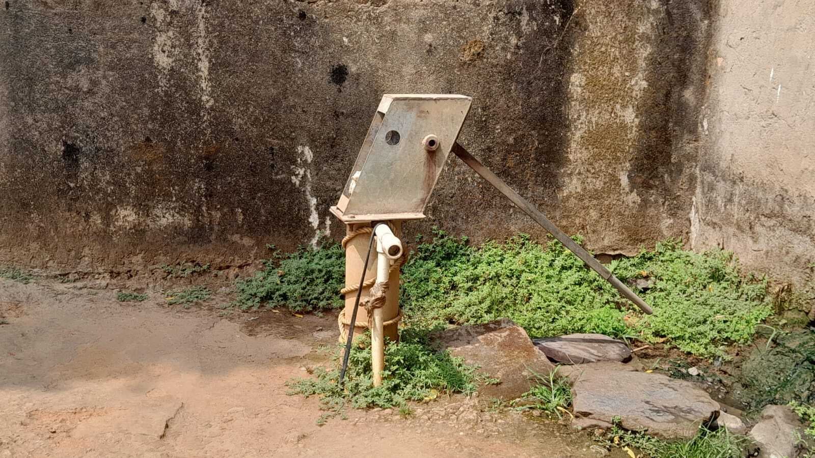 कोलियरी विस्थापित भवानीपुर गांव में शुद्ध पेयजल की व्यवस्था नहीं