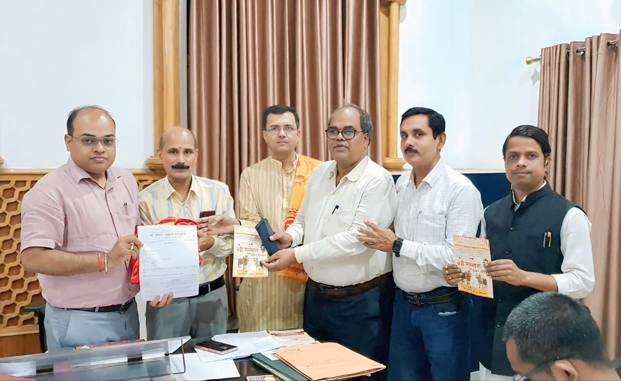 गो सम्मान दिवस पर हस्ताक्षर अभियान, एसडीओ को सौंपा प्रार्थना पत्र