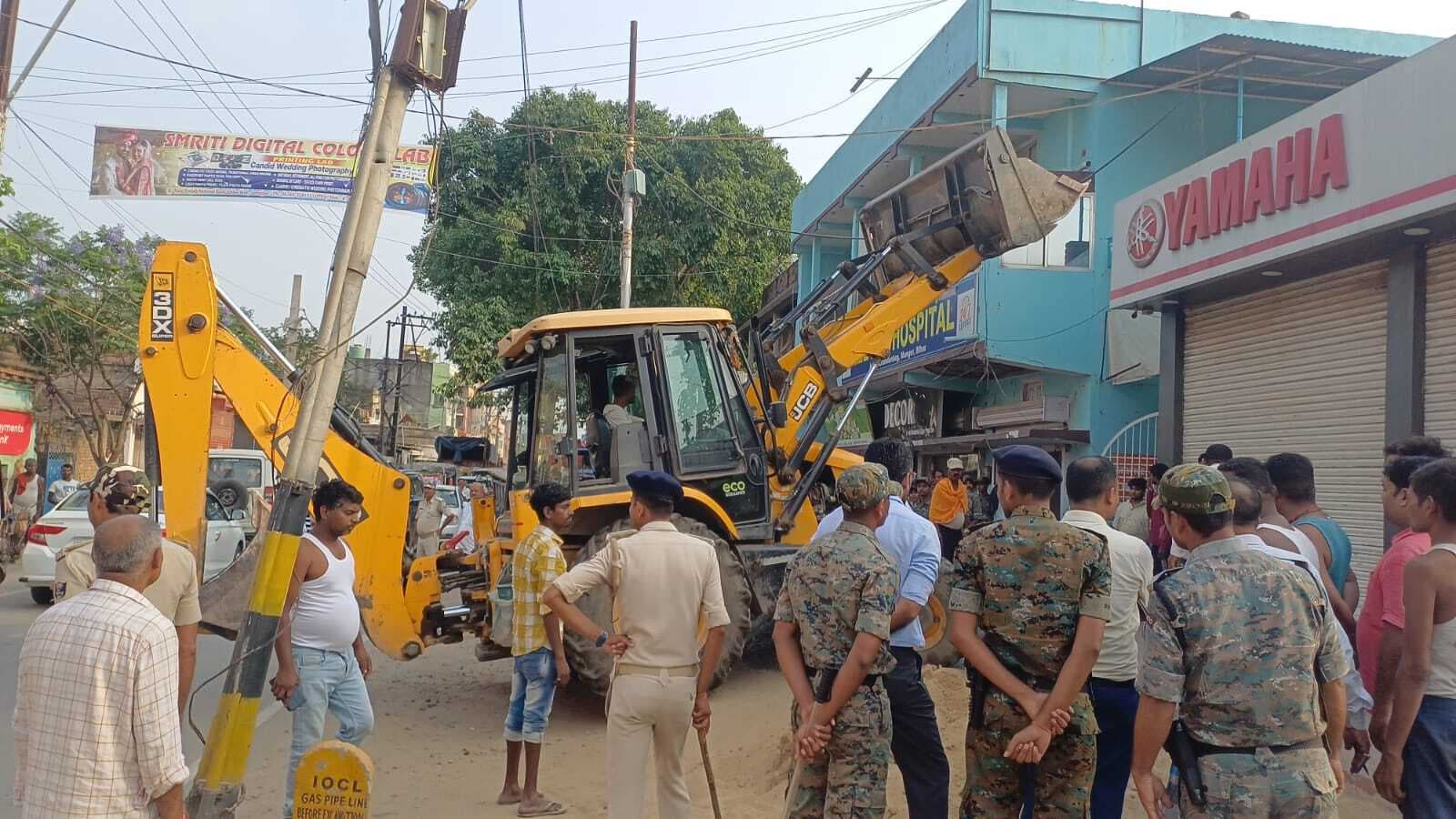 सड़क पर अतिक्रमण हटाने निकले निगमकर्मी, वसूला 14 हजार जुर्माना