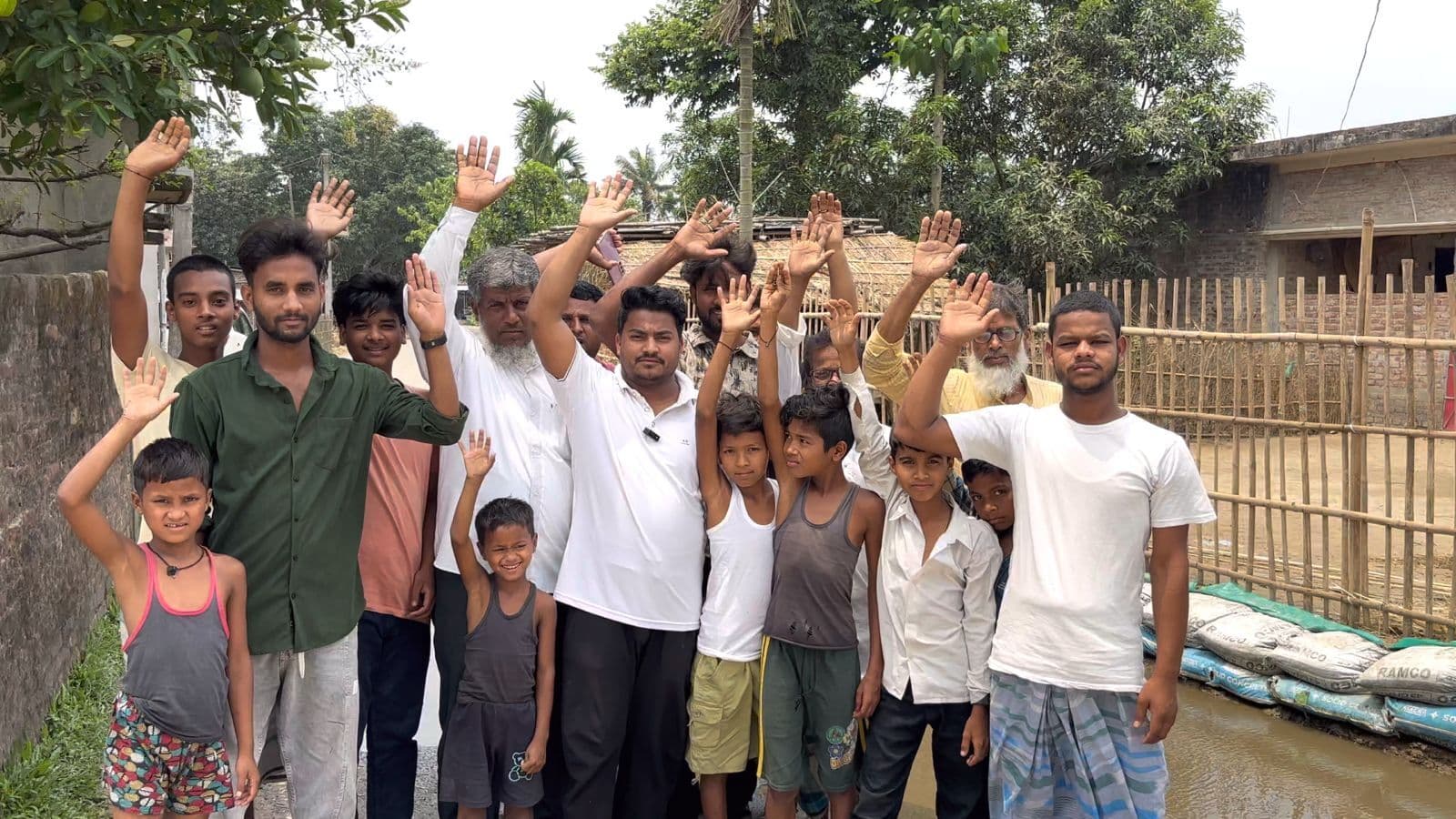 सड़क पर जलजमाव से ग्रामीणों में रोष