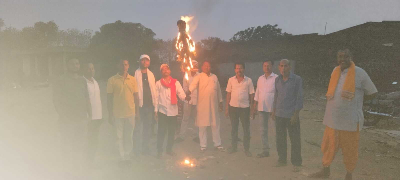 सोनारायठाढ़ी बाजार में राहुल गांधी का पुतला दहन