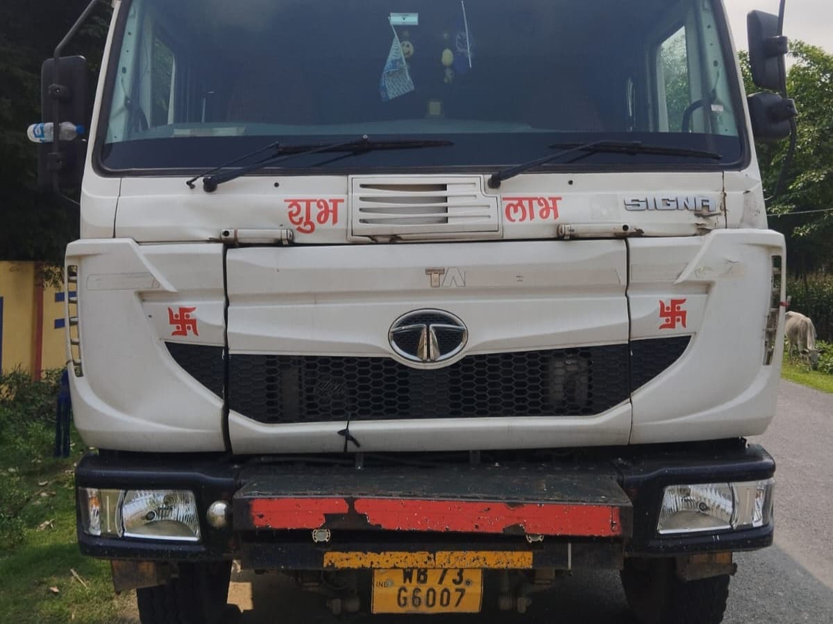 क्षमता से अधिक बालू-पत्थर लदे ट्रक को किया जब्त