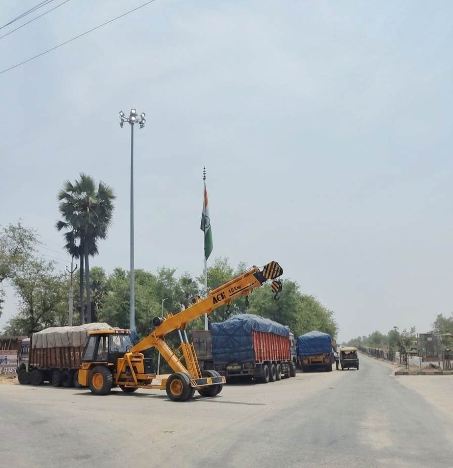 Aurangabad News : सड़क पर खड़े जब्त ट्रकों से बढ़ा खतरा, विधायक की पहल पर हटाये गये