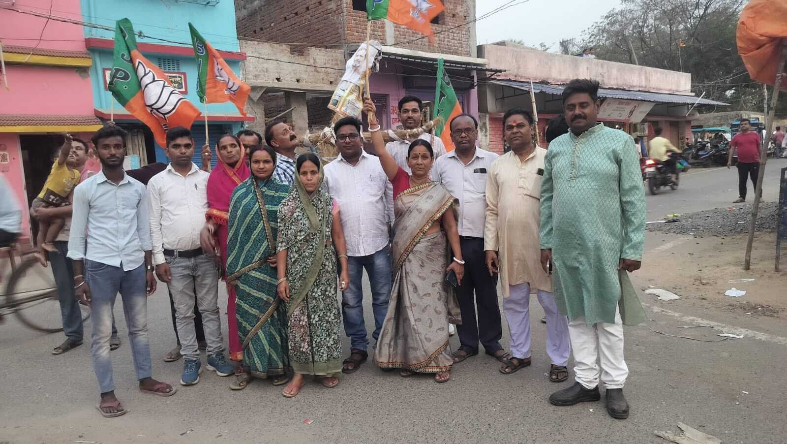 भाजपा पाथरोल मंडल के कार्यकर्ताओं ने राहुल गांधी का दहन किया पुतला